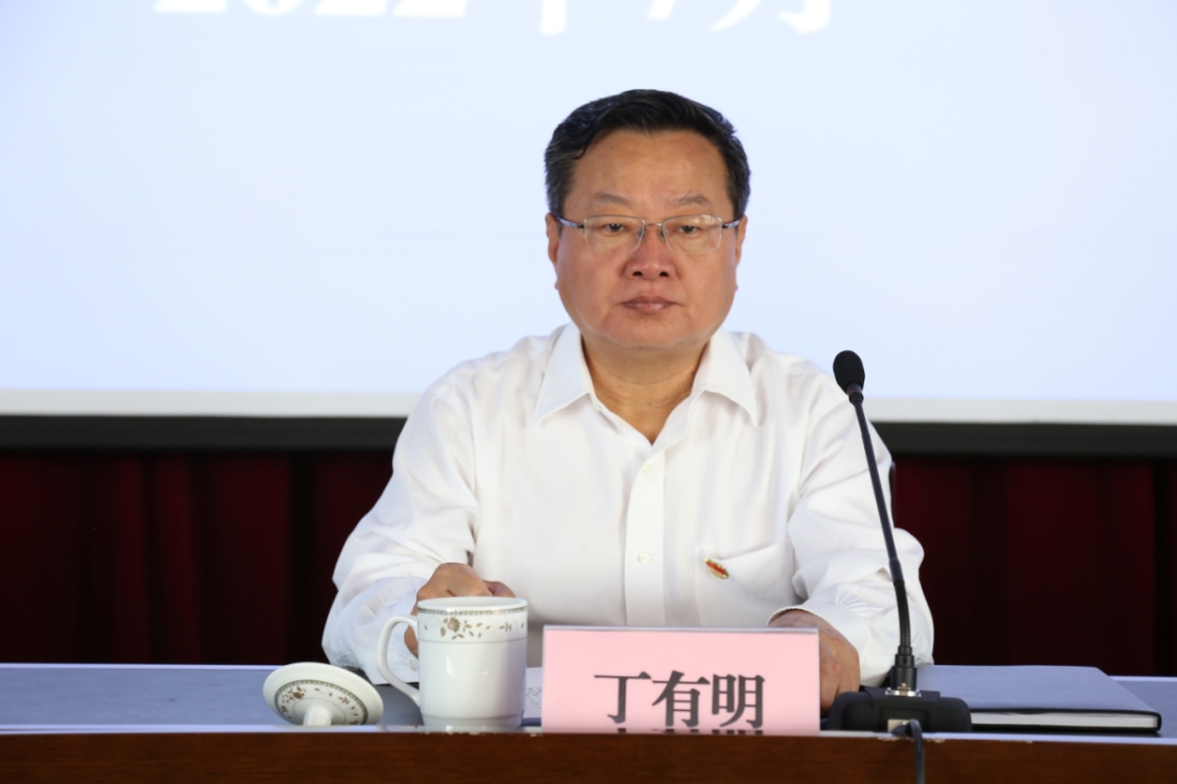 自治区体育局党组书记丁有明作讲话,自治区体育局党组副书记,局长古丽