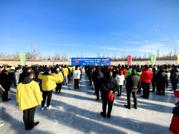 伊宁市举行第三届“同舟共济”冰上龙舟比赛